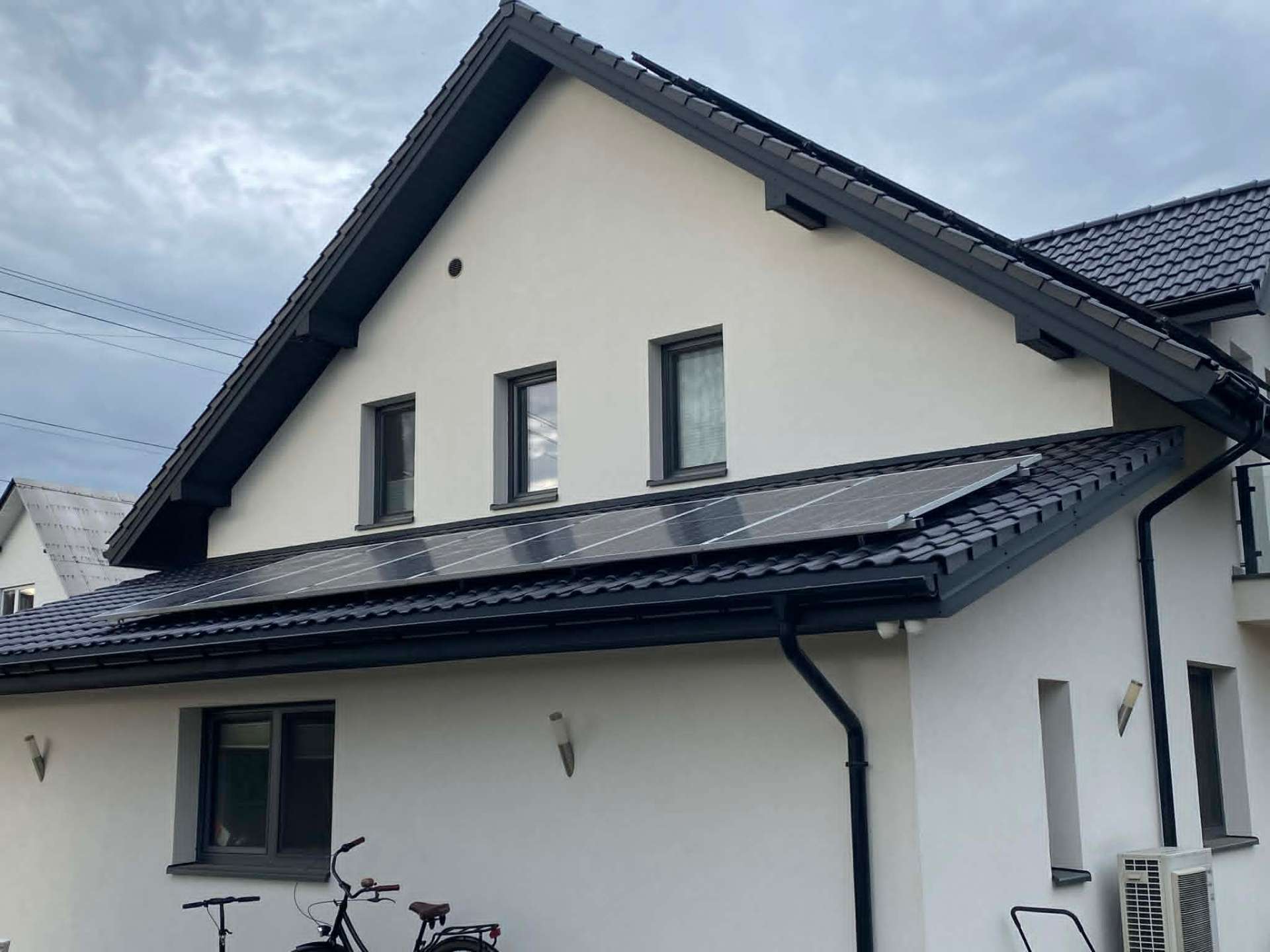 Panele fotowoltaiczne na dachu skośnym – realizacja 15 kWp w Radomiu