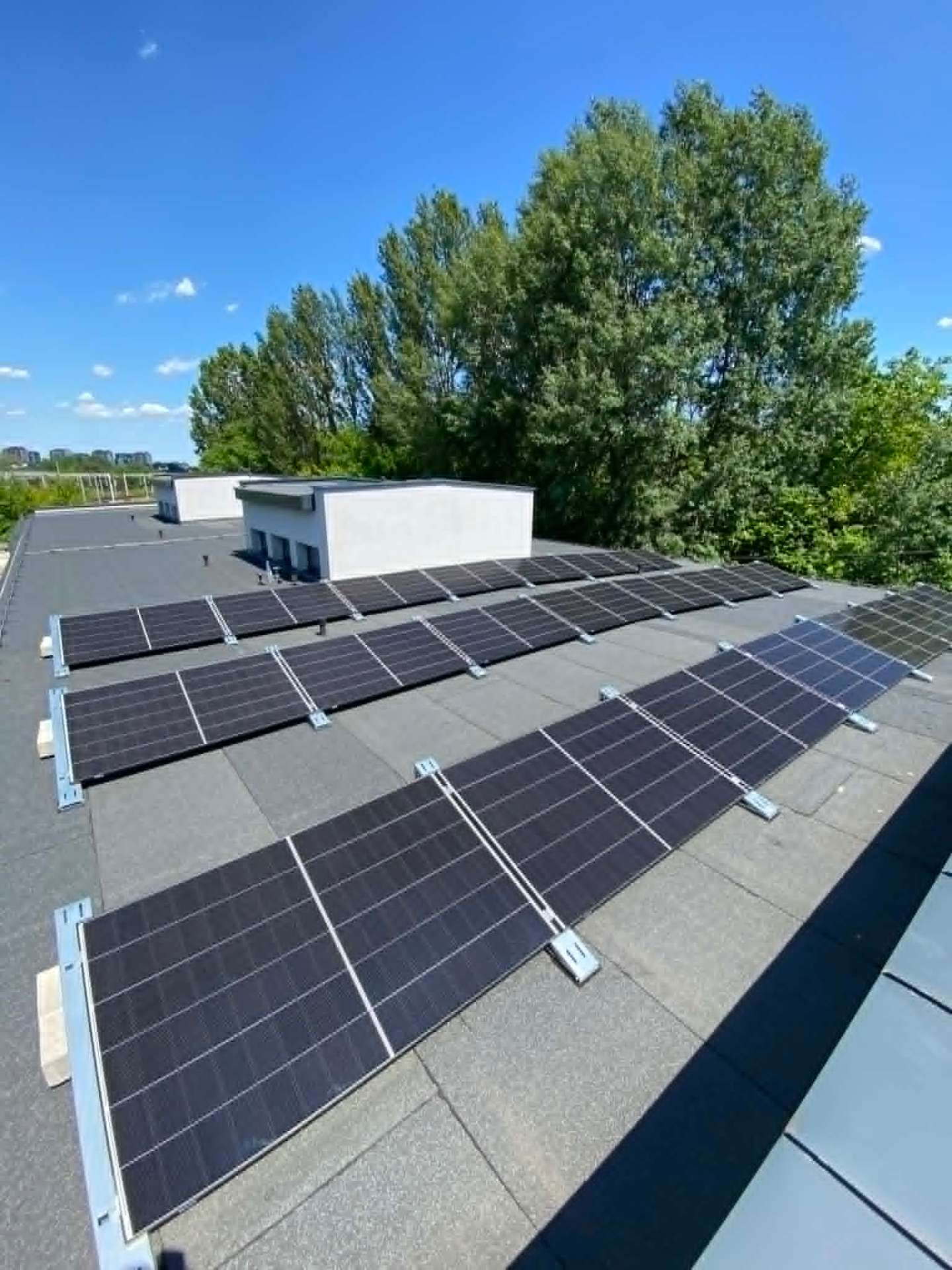 Instalacja fotowoltaiczna 12 kWp na dachu płaskim w Radomiu