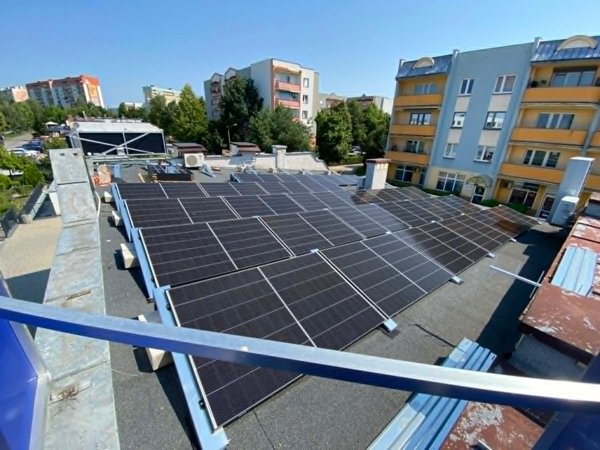 Instalacja fotowoltaiczna 15,96 kWp w Radomiu – panele na dachu płaskim