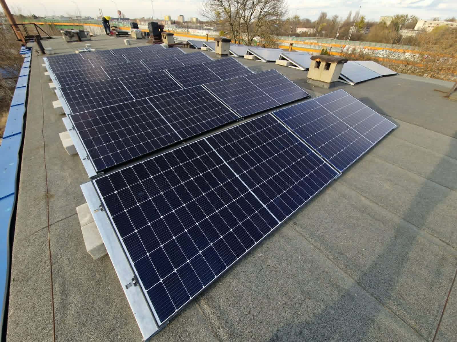 Instalacja fotowoltaiczna 10,8 kWp w Radomiu – rzędy paneli na konstrukcji balastowej