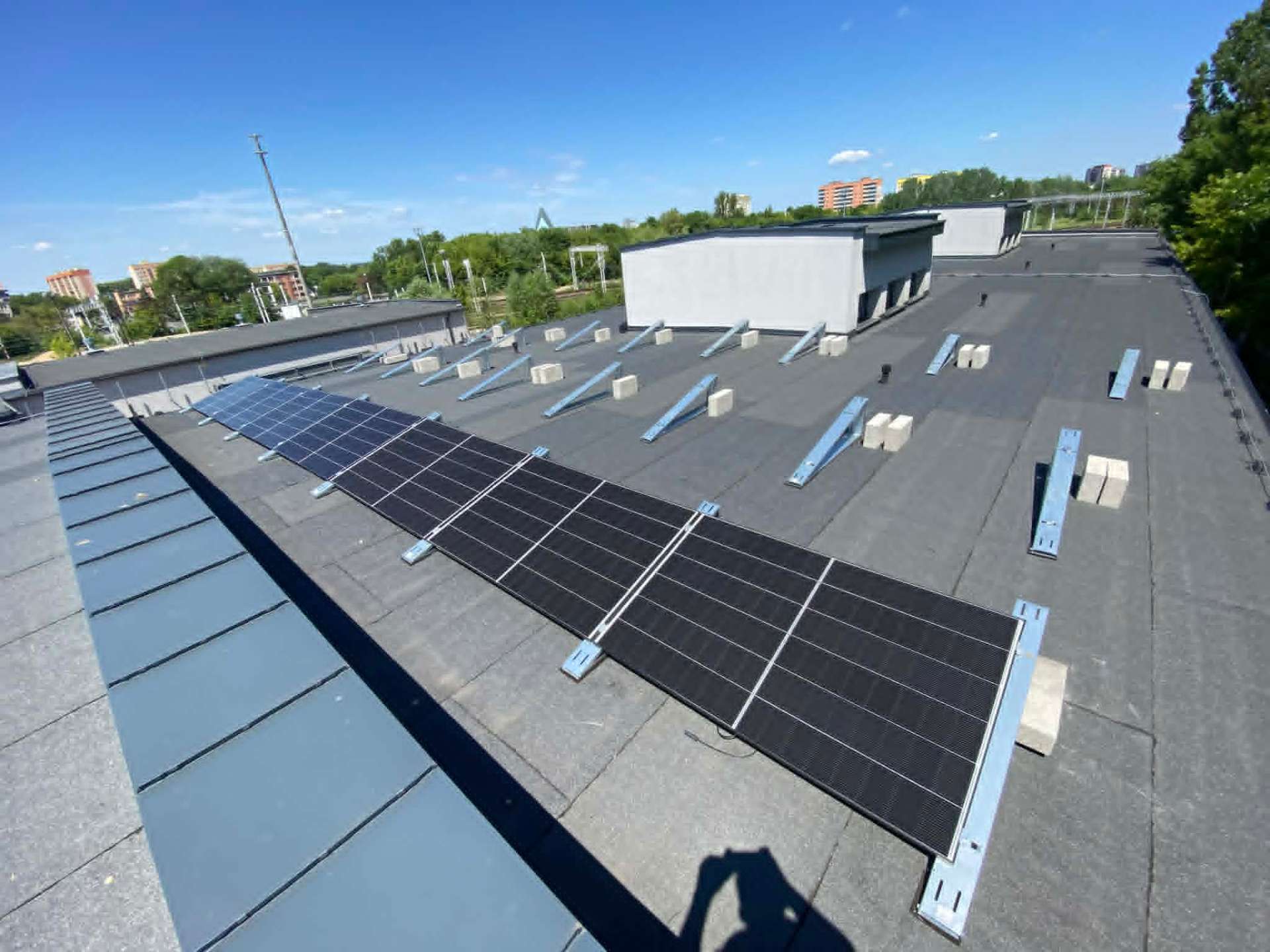 Montaż pierwszych paneli fotowoltaicznych na dachu płaskim – Radom 12 kWp