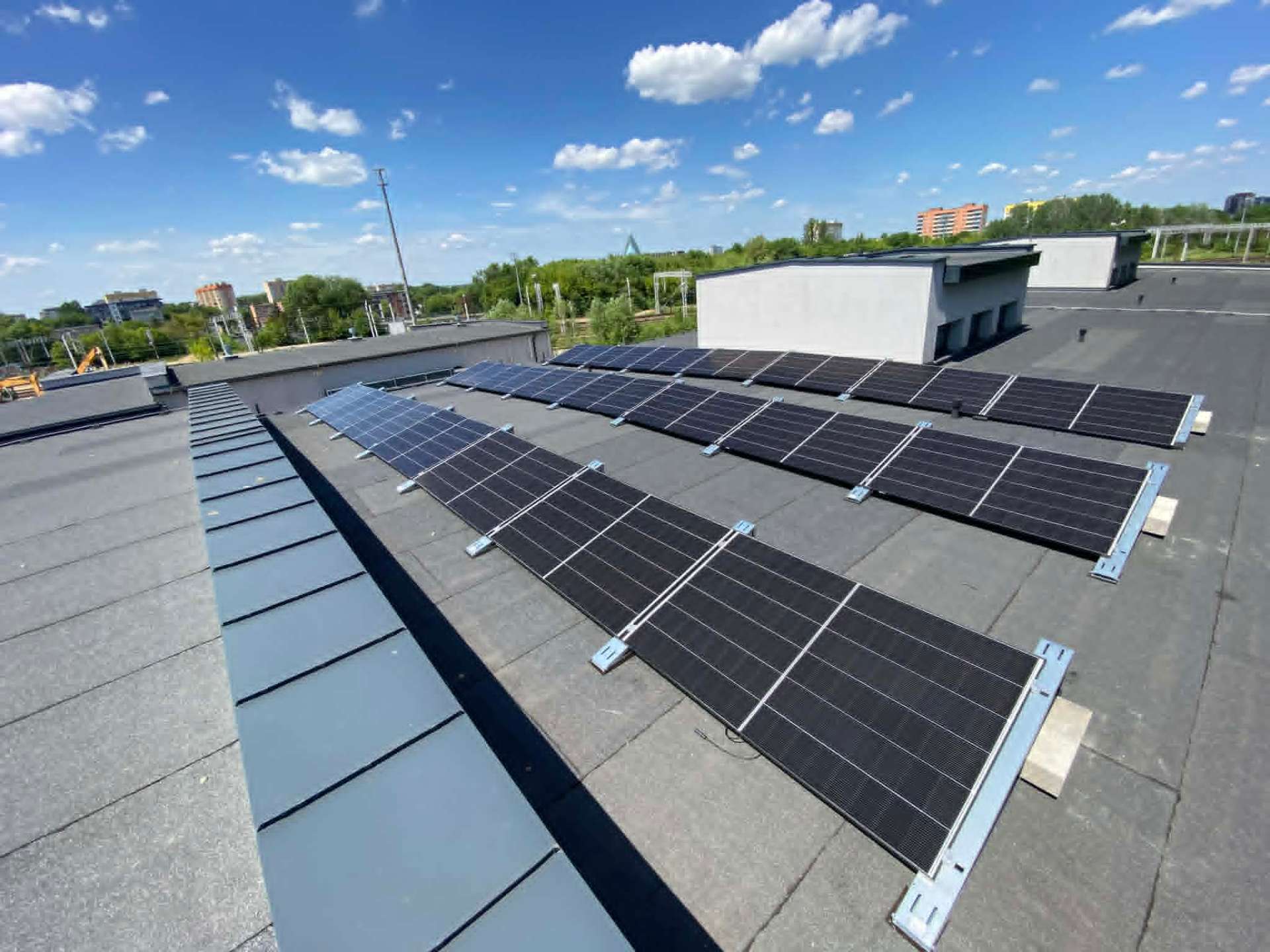 Ukończone rzędy paneli fotowoltaicznych – instalacja 12 kWp w Radomiu