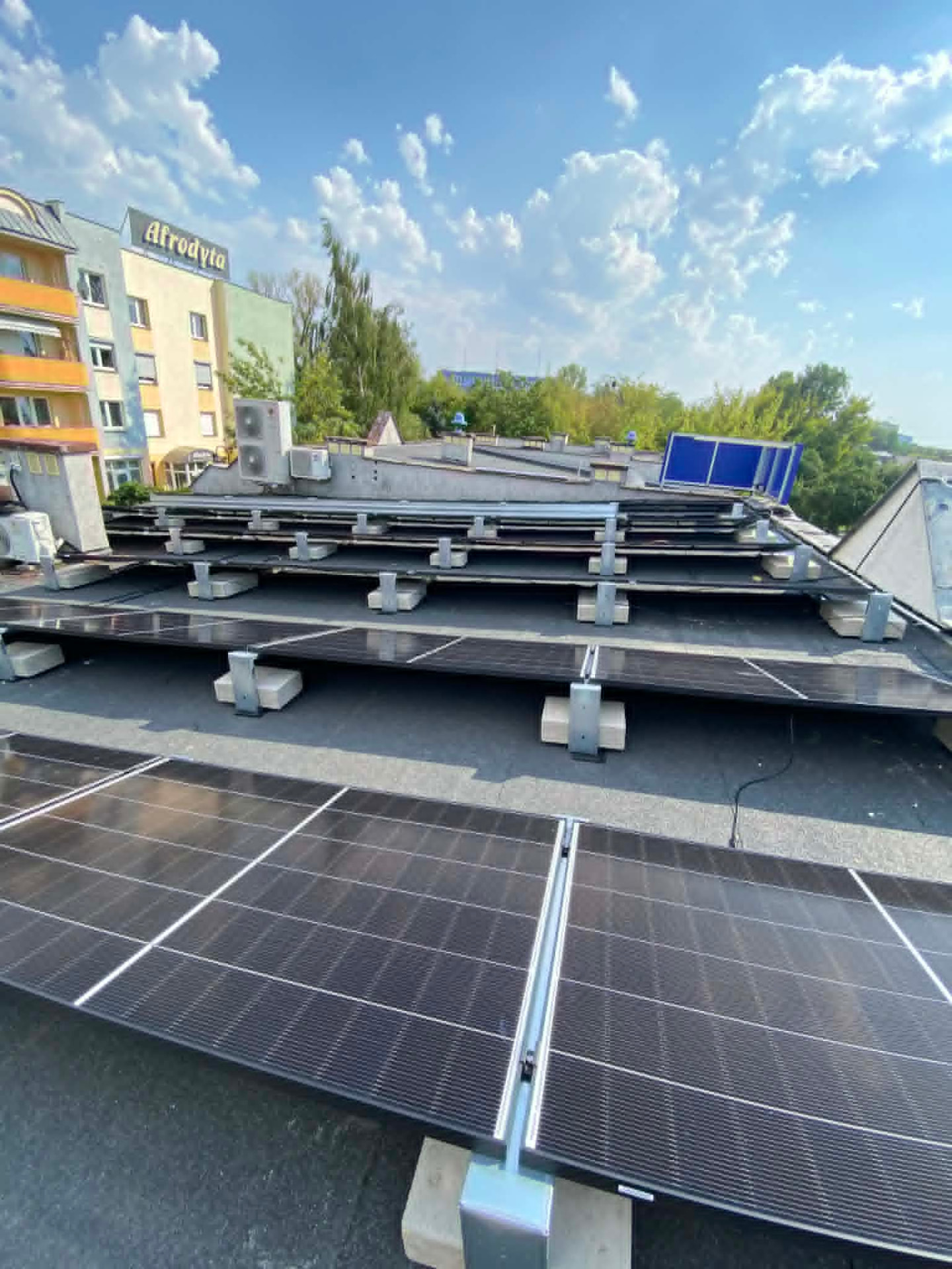 System balastowy instalacji fotowoltaicznej na dachu płaskim w Radomiu