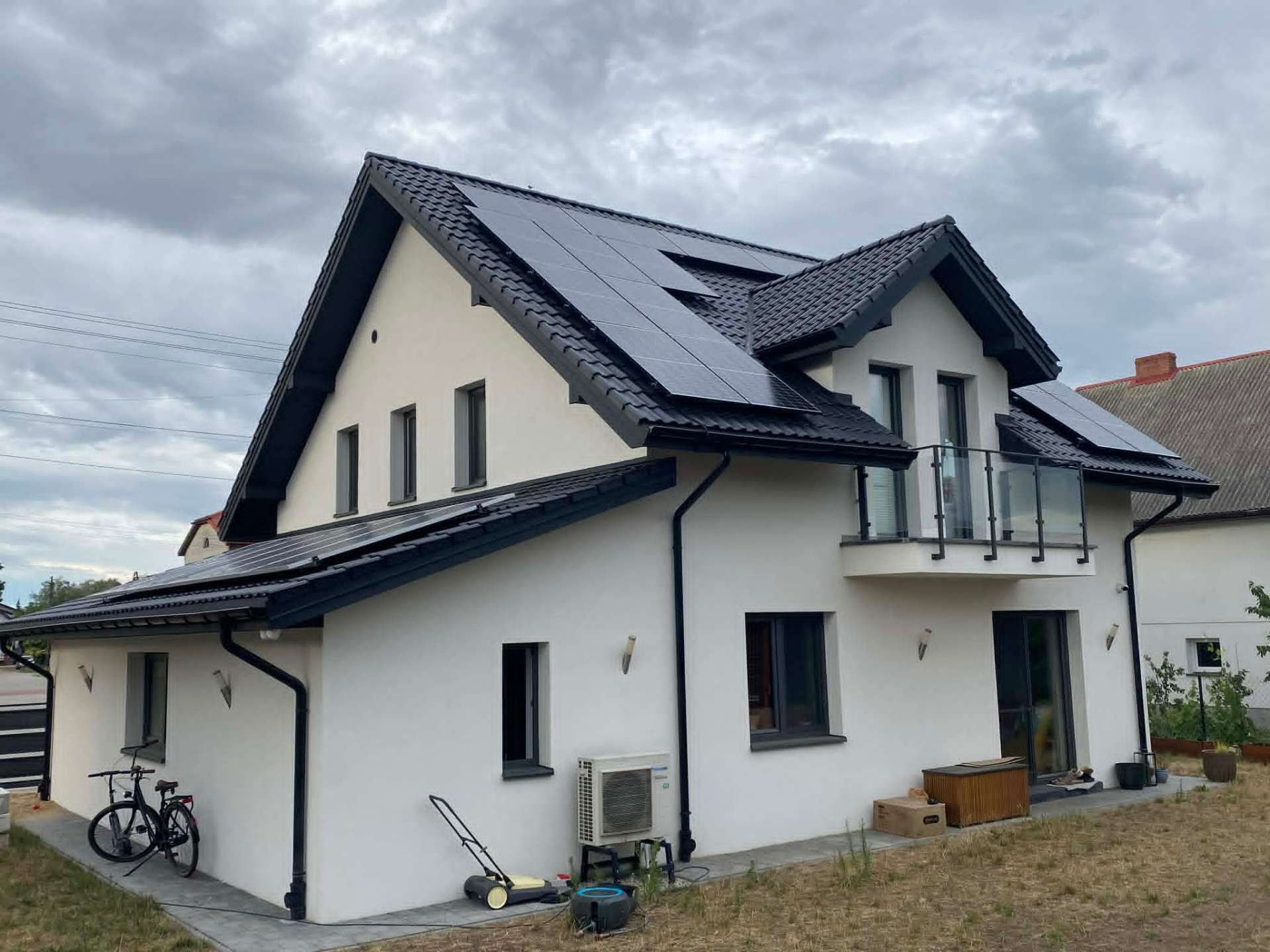 Dom jednorodzinny z instalacją PV 15 kWp w Radomiu – widok elewacji