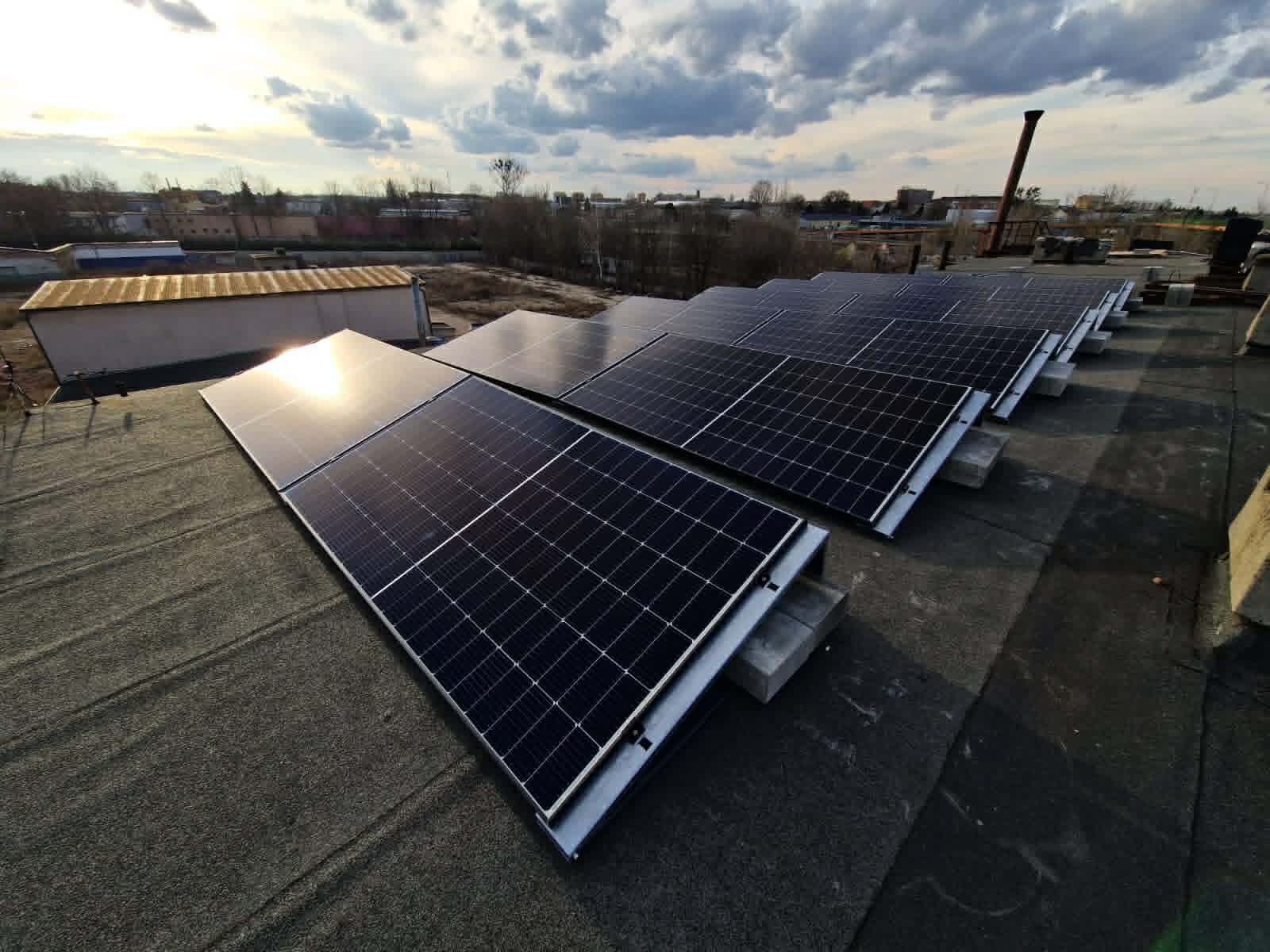 Instalacja fotowoltaiczna 10,8 kWp na dachu płaskim w Radomiu