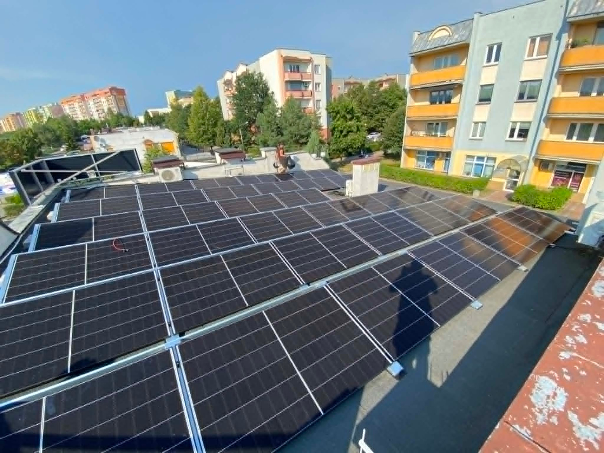 Widok z góry na instalację PV 15,96 kWp Centrum Zdrowia Oka w Radomiu