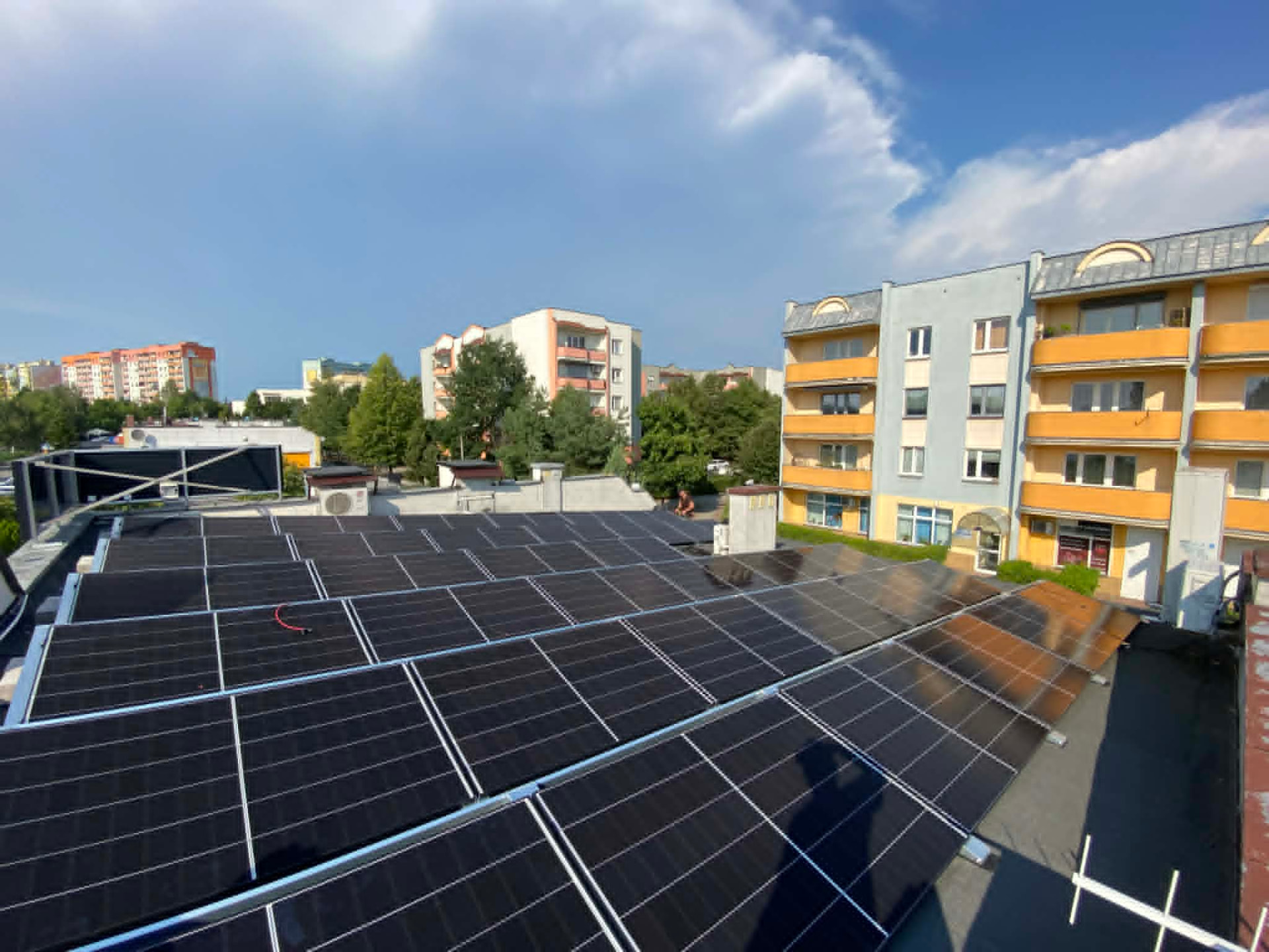 Instalacja fotowoltaiczna 15,96 kWp na dachu płaskim Centrum Zdrowia Oka w Radomiu